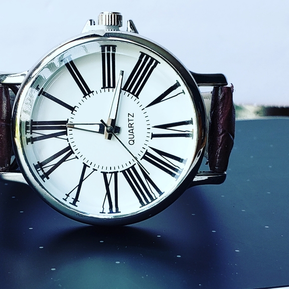 QUARTZ MOVEMENT WOMEN'S WATCH - Picture 6 of 6